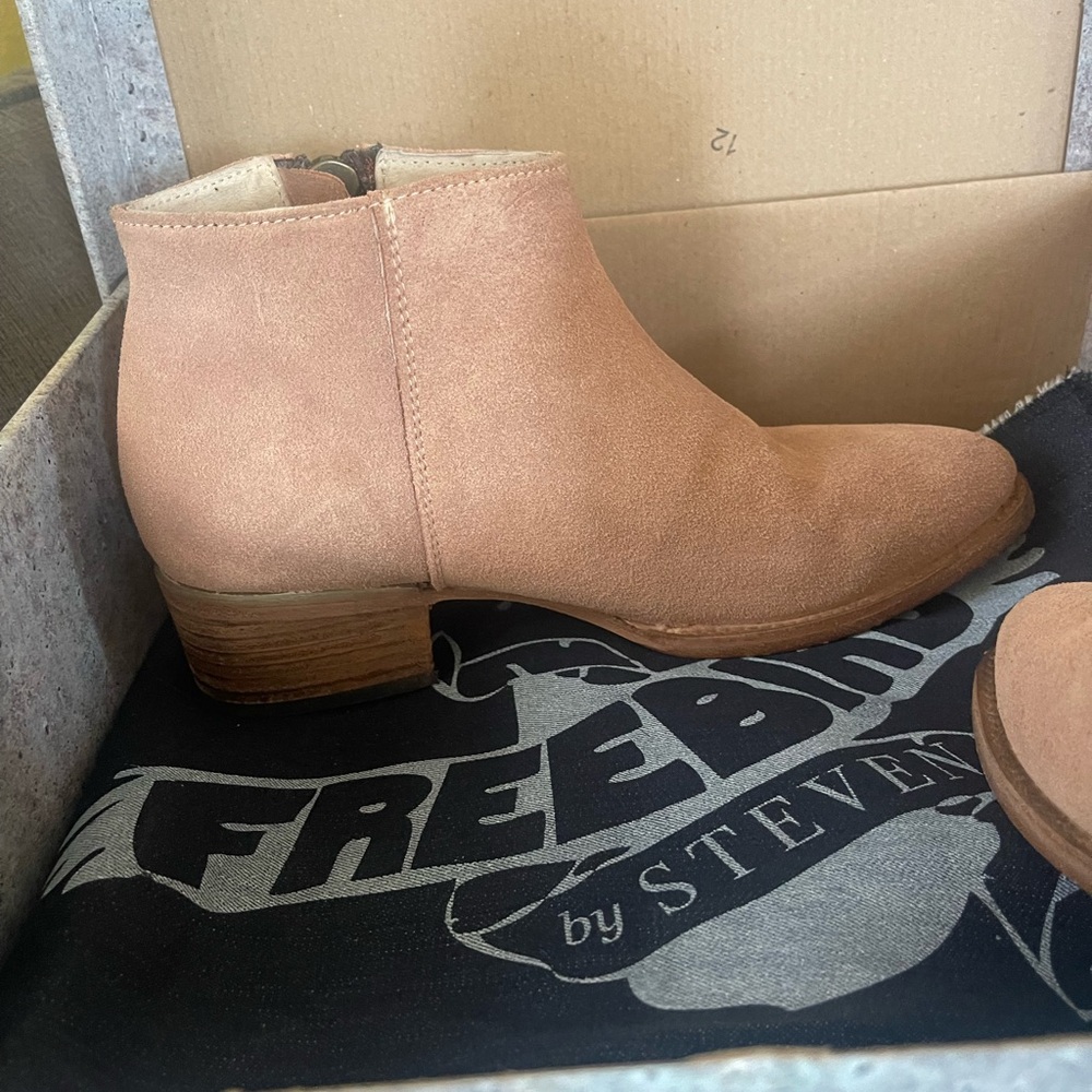 FREEBIRD ONYX Suede Ankle Boots - Picture 5 of 7